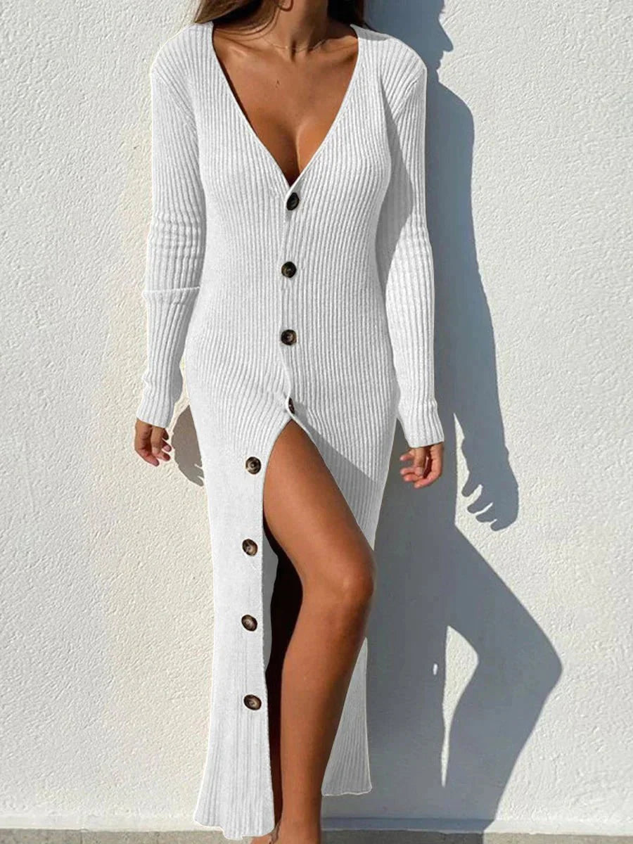 Gemütliches langes Strickkleid mit tief ausgeschnittenem, geknöpftem Ausschnitt