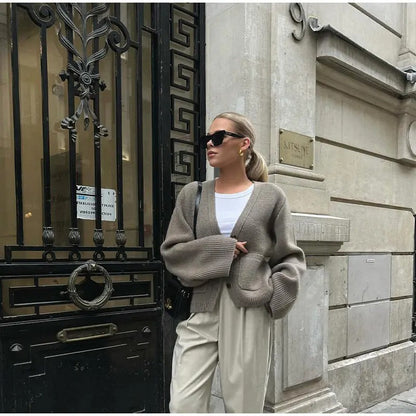 Gemütliche klassische Strickjacke für Damen