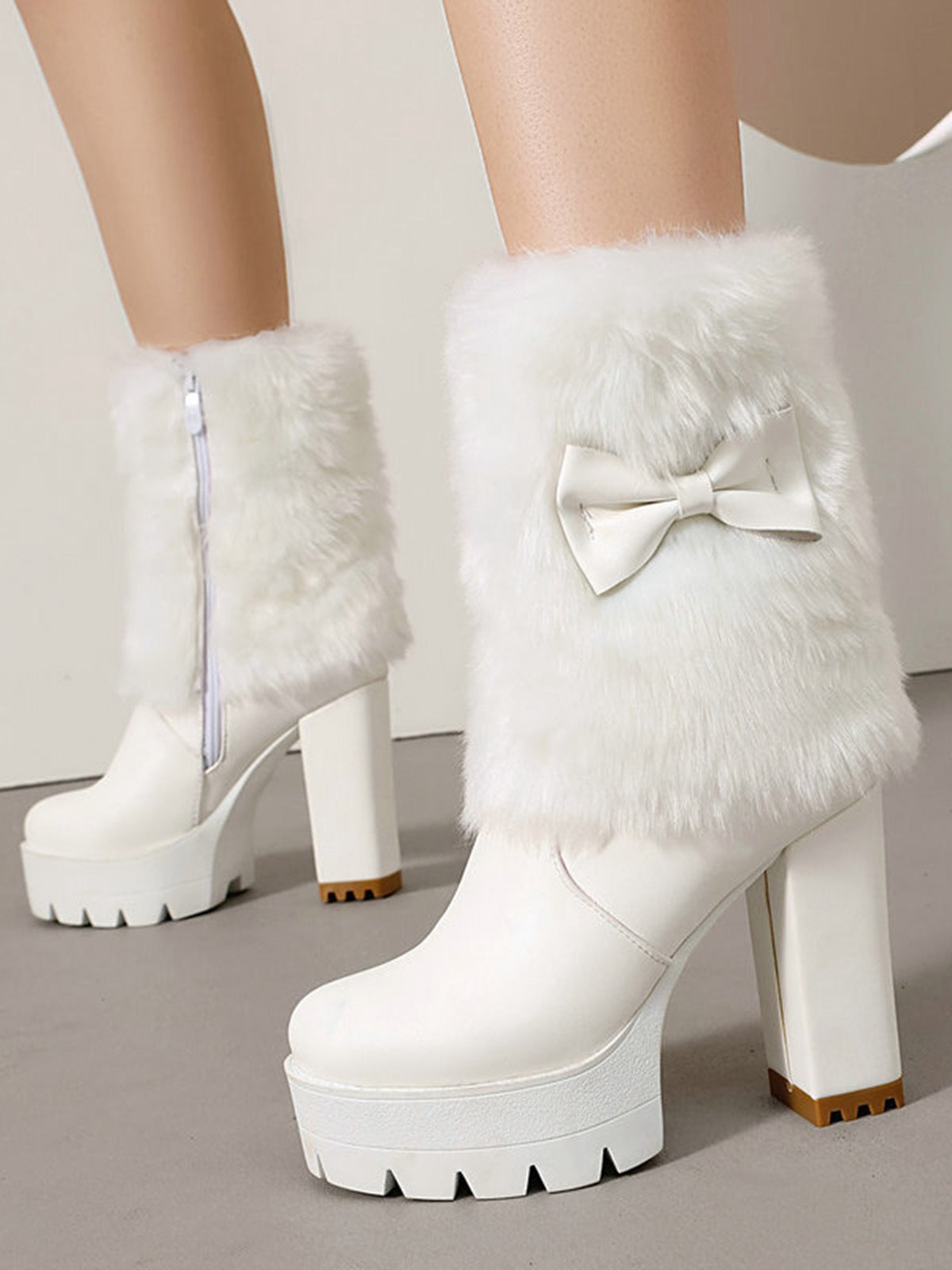 Plüschstiefel mit klobigem Absatz und Vintage-Schleifenakzent