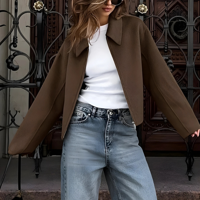 Boxy Fit Damenkurzjacke mit spitzem Kragen und Frontreißverschluss