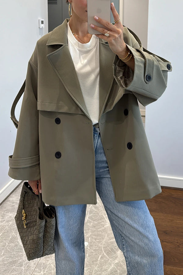 Modischer urbaner Trenchcoat mit Gürtel, Revers und Knopfdetails