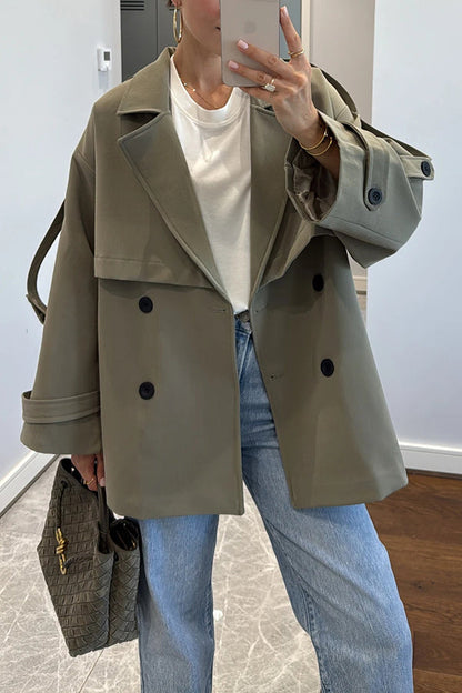 Modischer urbaner Trenchcoat mit Gürtel, Revers und Knopfdetails