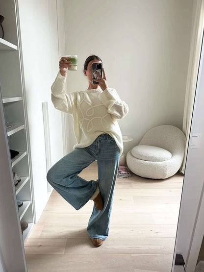 Gemütlicher übergroßer Pullover mit eleganten Stickereidetails