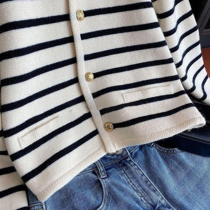 Gemütlicher gestreifter Strickpullover für den Herbst