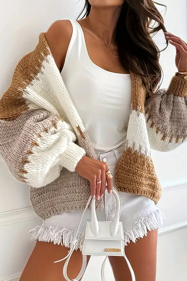 Gemütliche Freizeit-Strickjacke mit kontrastierender Nahtverzierung