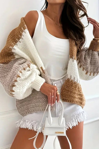 Gemütliche Freizeit-Strickjacke mit kontrastierender Nahtverzierung