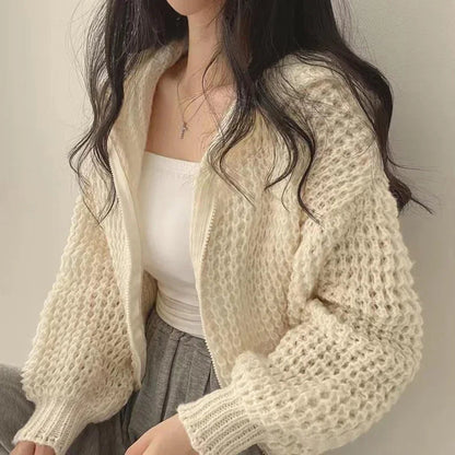 Gestrickter Kapuzenkurzcardigan mit Ausschnittdetail