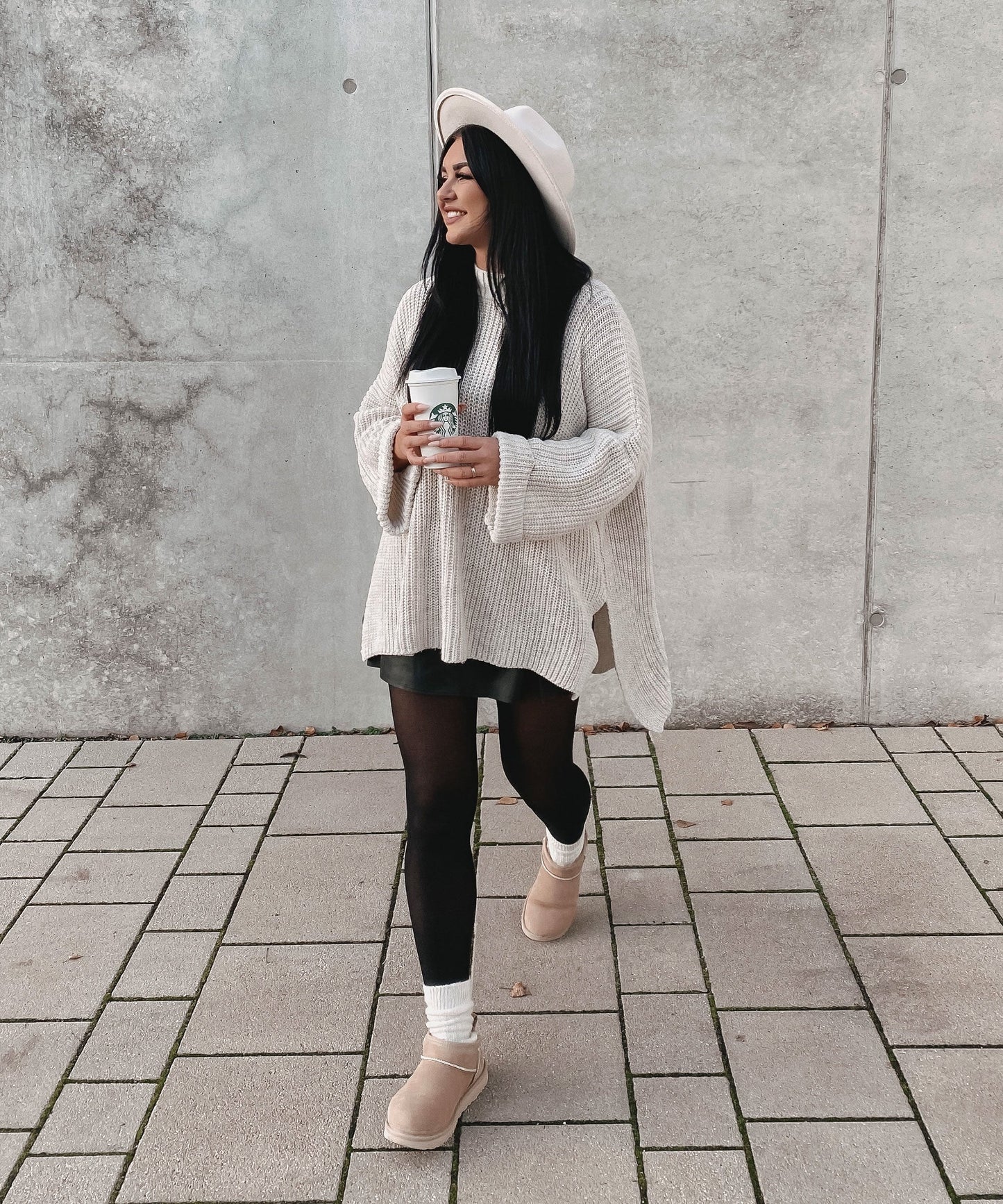 Gemütlicher übergroßer Strickpullover in sanftem Beige