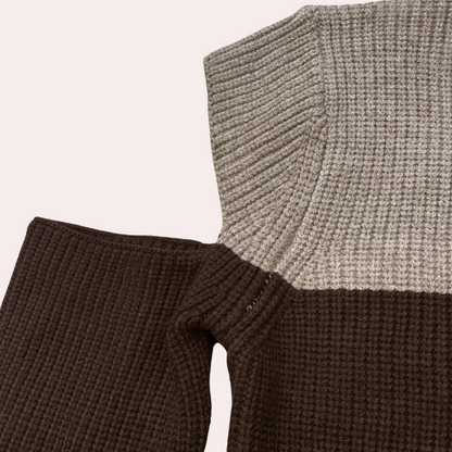 Zweifarbiger Strickpullover mit ausgeschnittenen Ärmeln