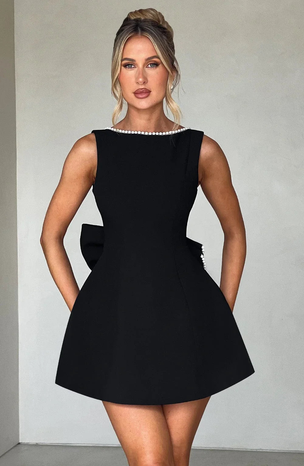 Cocktailkleid für Damen mit Schleifenrücken