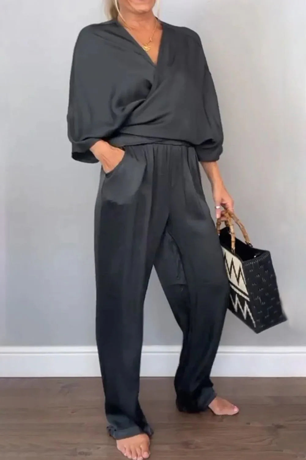 Schickes Wickeloberteil und lässiges Hose-Set