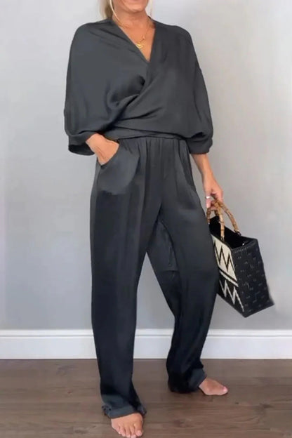 Schickes Wickeloberteil und lässiges Hose-Set
