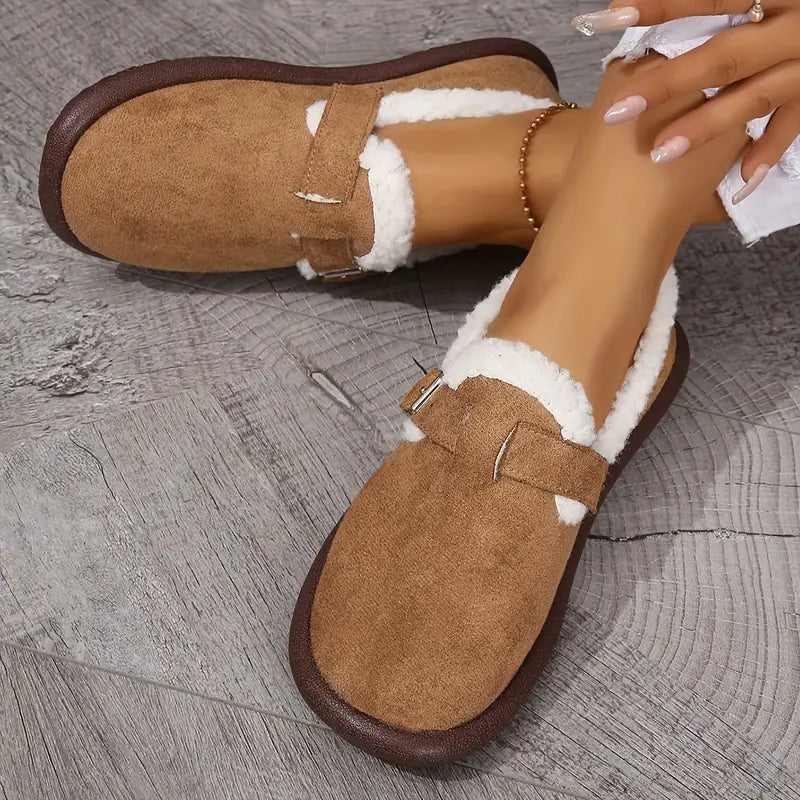 Gemütliche, mit Fleece gefütterte Slipper mit Schnallenriemen
