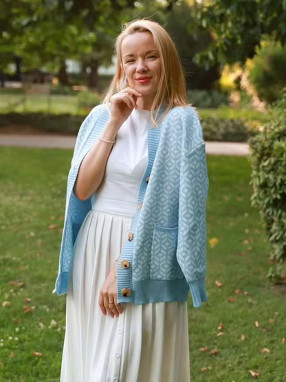 Gemütliche geometrische Strickjacke mit Knöpfen