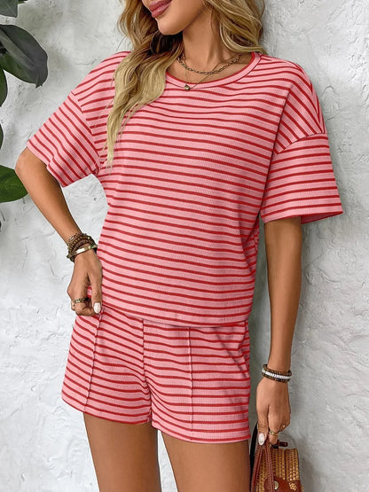 Set aus gestreiftem, kurzärmligem Top und Shorts mit Rundhalsausschnitt