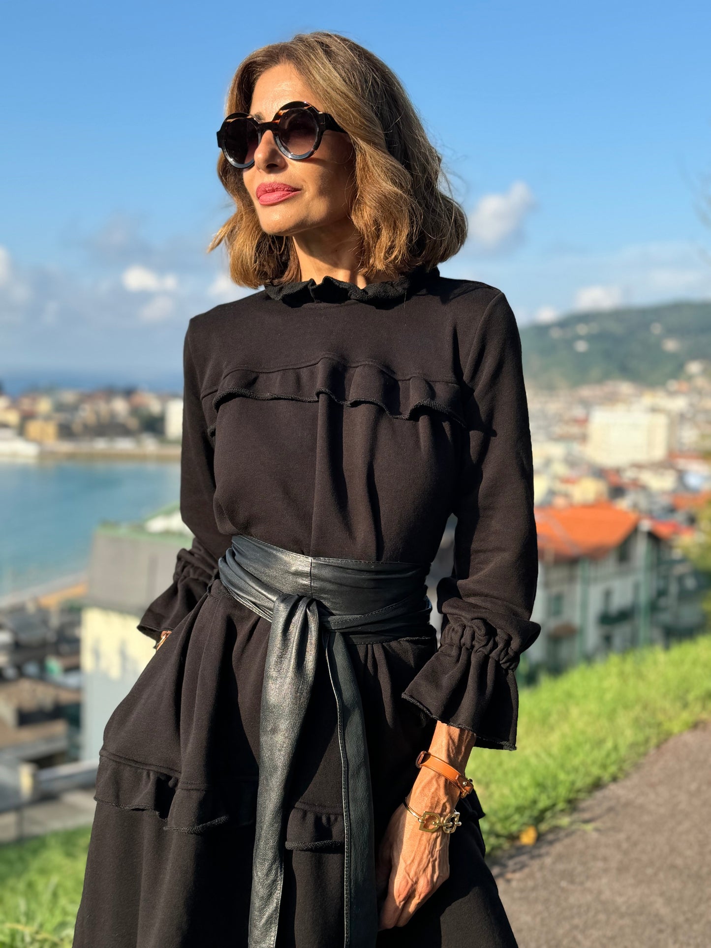 Elegantes klassisches schwarzes ärmelloses Kleid