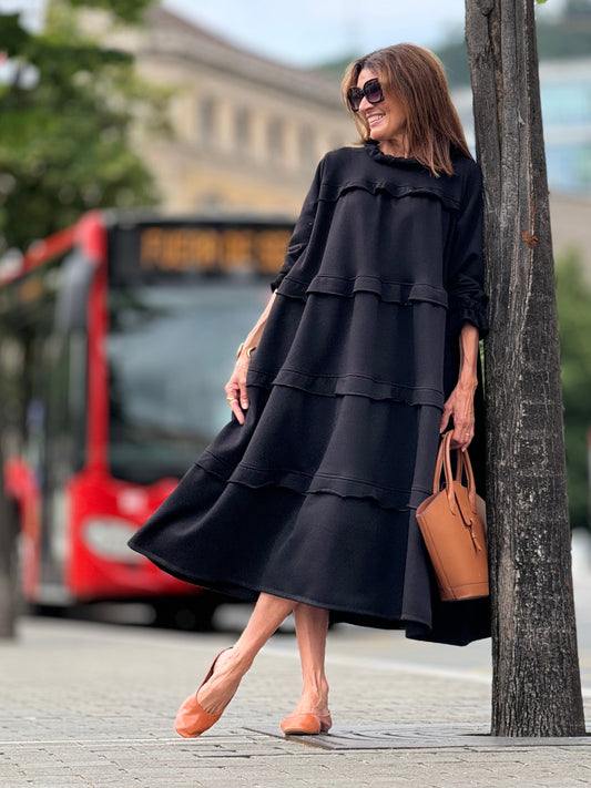 Elegantes klassisches schwarzes ärmelloses Kleid