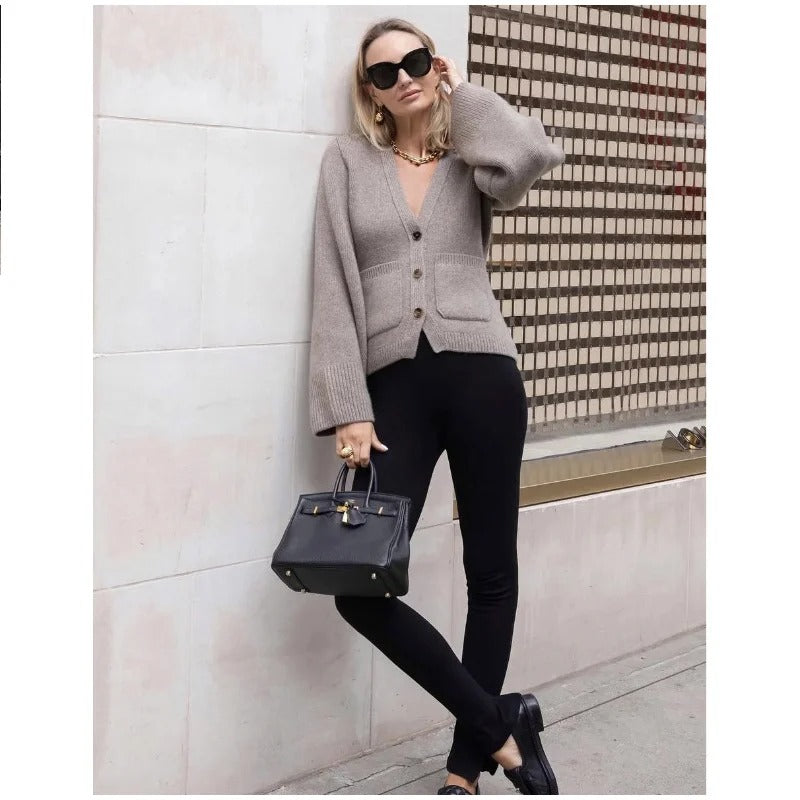 Gemütliche klassische Strickjacke für Damen