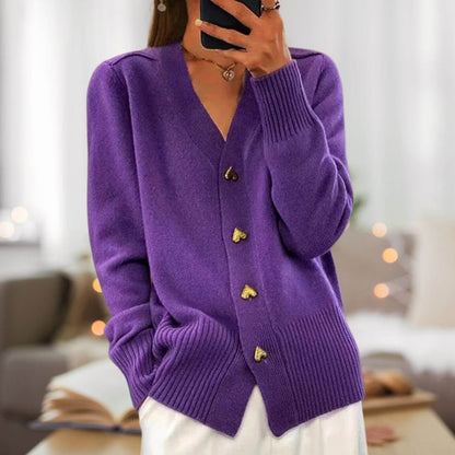 Gemütliche elegante Strickjacke mit Herzknopf-Akzenten