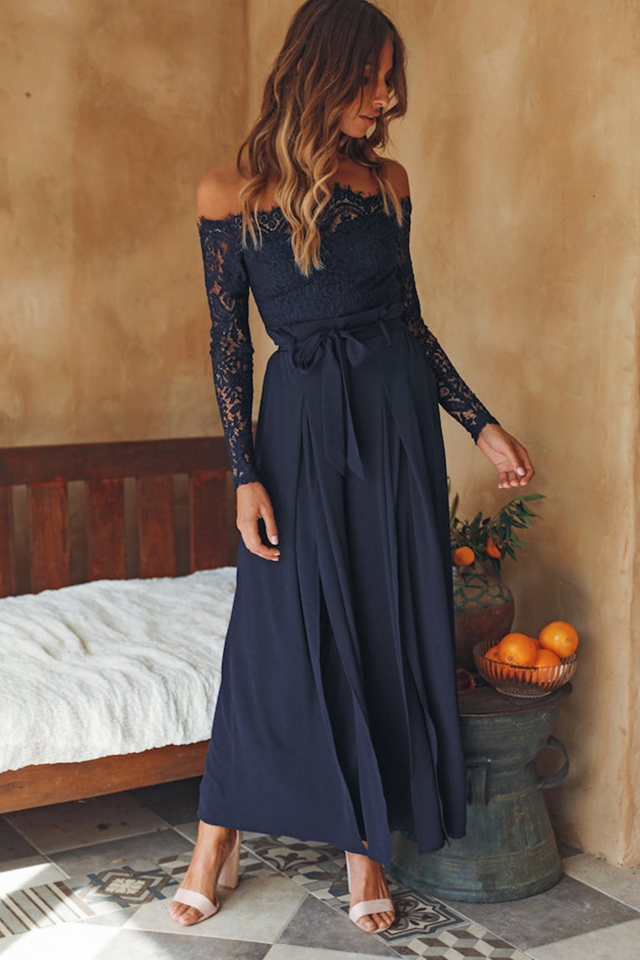 Schulterfreier Jumpsuit mit Schlitz