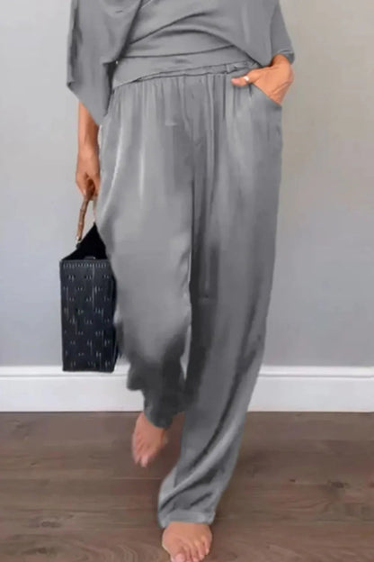 Schickes Wickeloberteil und lässiges Hose-Set