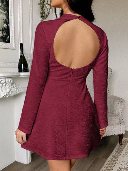 Mini-Kleid mit figurbetontem Schnitt, langen Ärmeln und freiem Rücken