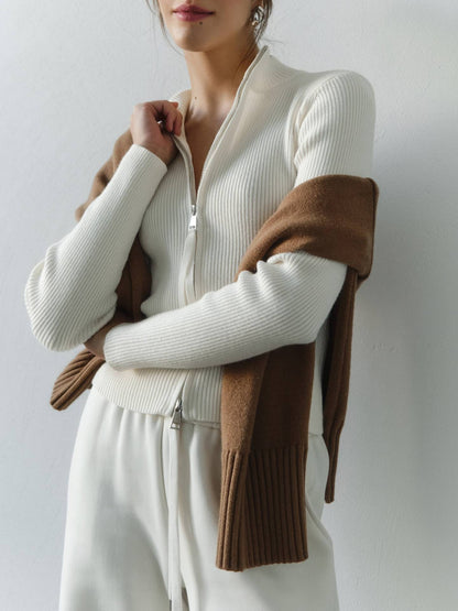 Gemütlicher Rippstrickpullover mit hohem Reißverschlussdetail