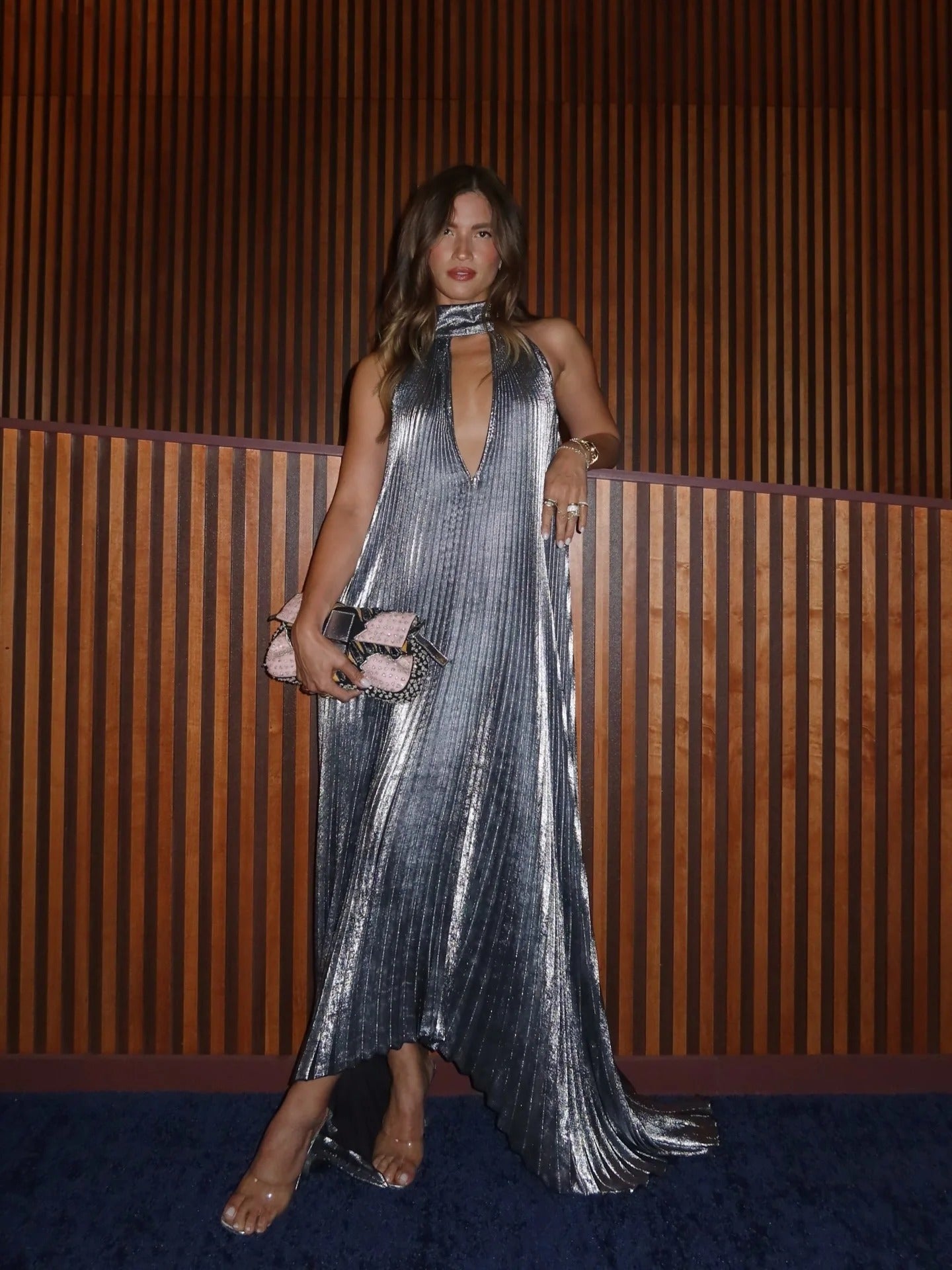 Metallic plissiertes A-Linien-Maxikleid mit Neckholder für Partys