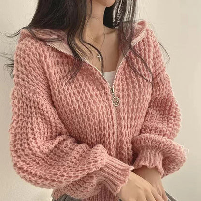 Gestrickter Kapuzenkurzcardigan mit Ausschnittdetail