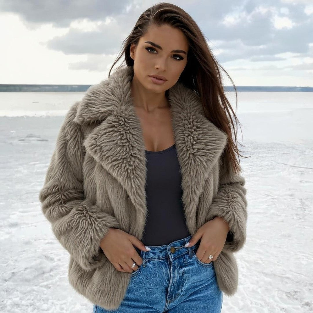 Eleganter Kunstpelzmantel mit voluminösem Kragen