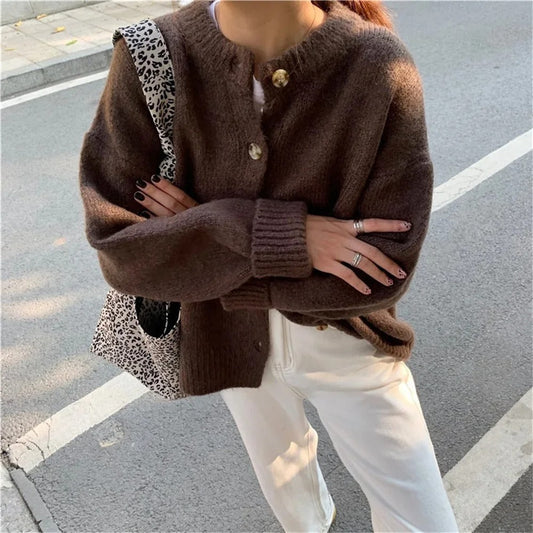 Gemütlicher lässiger Strickcardigan-Pullover