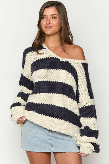 Gemütlicher schulterfreier gestreifter Strickpullover für den Herbst