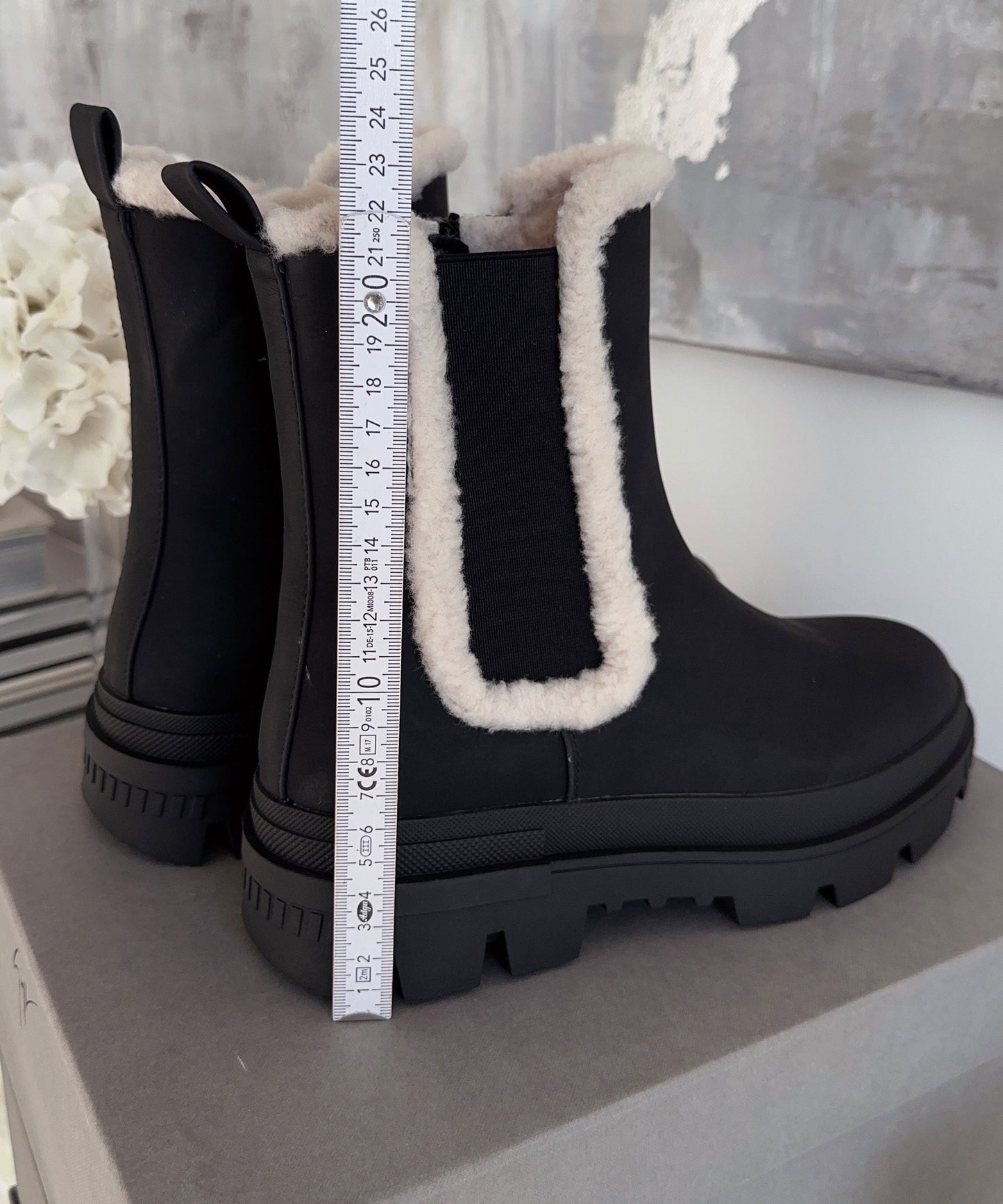 Schicke schwarze Leder-Kurzstiefel