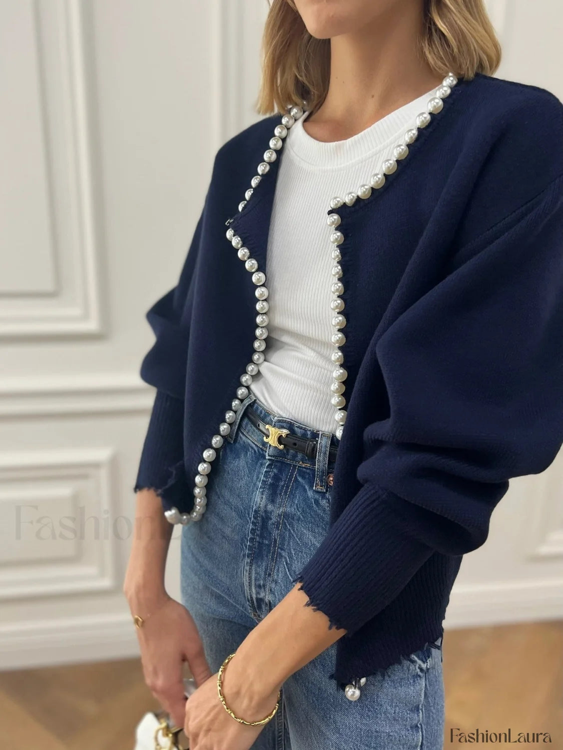 Strickjacke mit Perlenbesatz und ausgefranstem Saum
