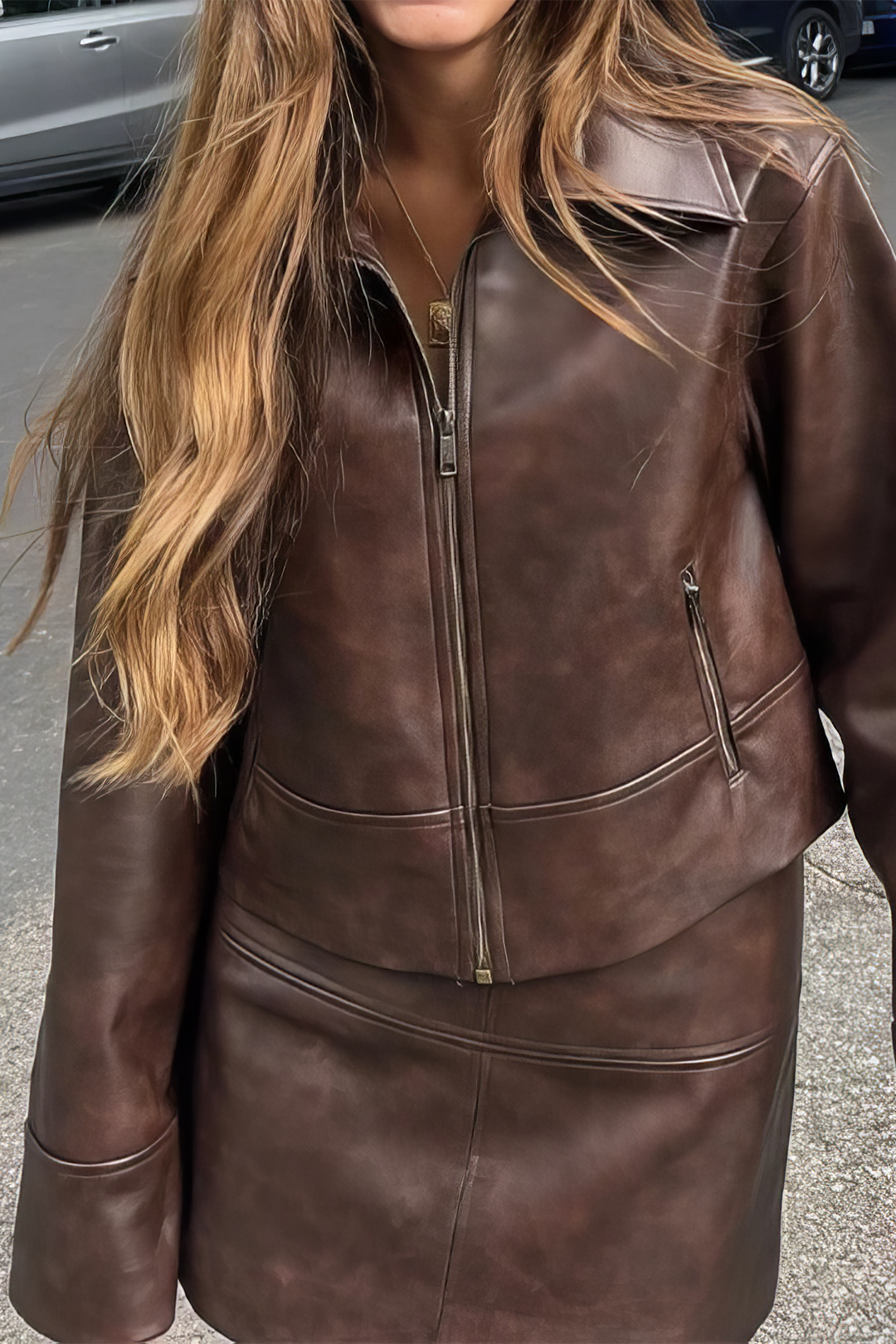 Schickes Lederjacken- und Rock-Set im Motorradstil