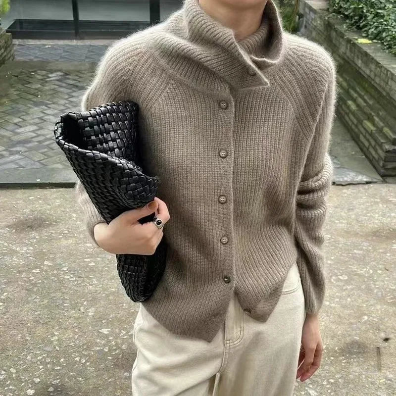 Gemütlicher Strickpullover mit Knöpfen und Rollkragen