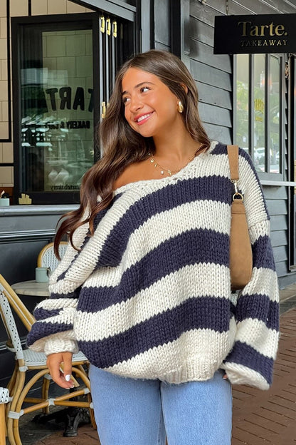 Gemütlicher schulterfreier gestreifter Strickpullover für den Herbst