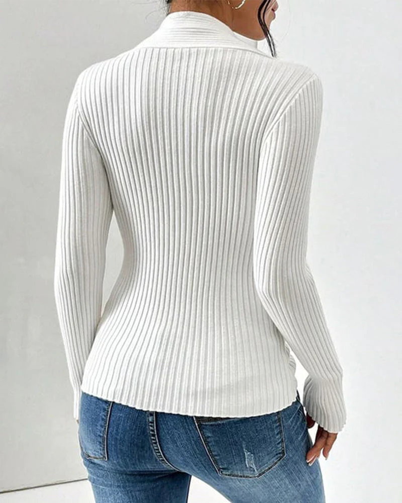 Gemütlicher Pullover mit gedrehtem Frontdetail und Rippenstrick
