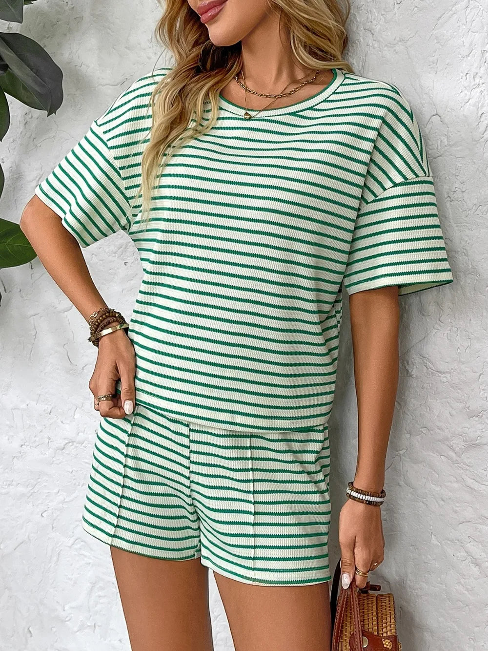 Set aus gestreiftem, kurzärmligem Top und Shorts mit Rundhalsausschnitt
