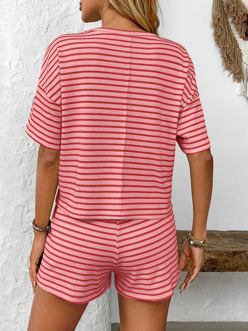 Set aus gestreiftem, kurzärmligem Top und Shorts mit Rundhalsausschnitt