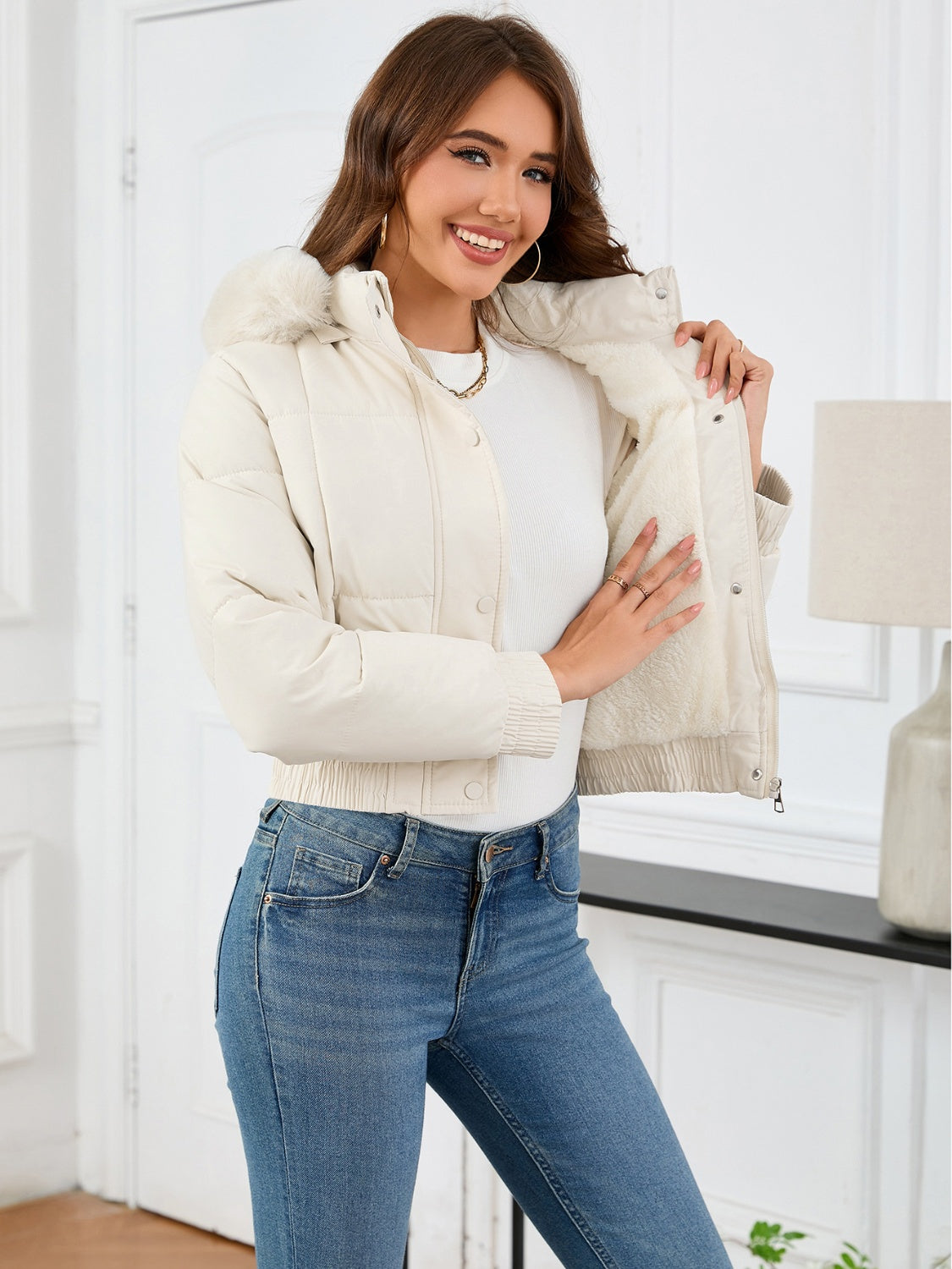 Gemütliche wattierte Winterjacke mit Fellkapuze und Taschen