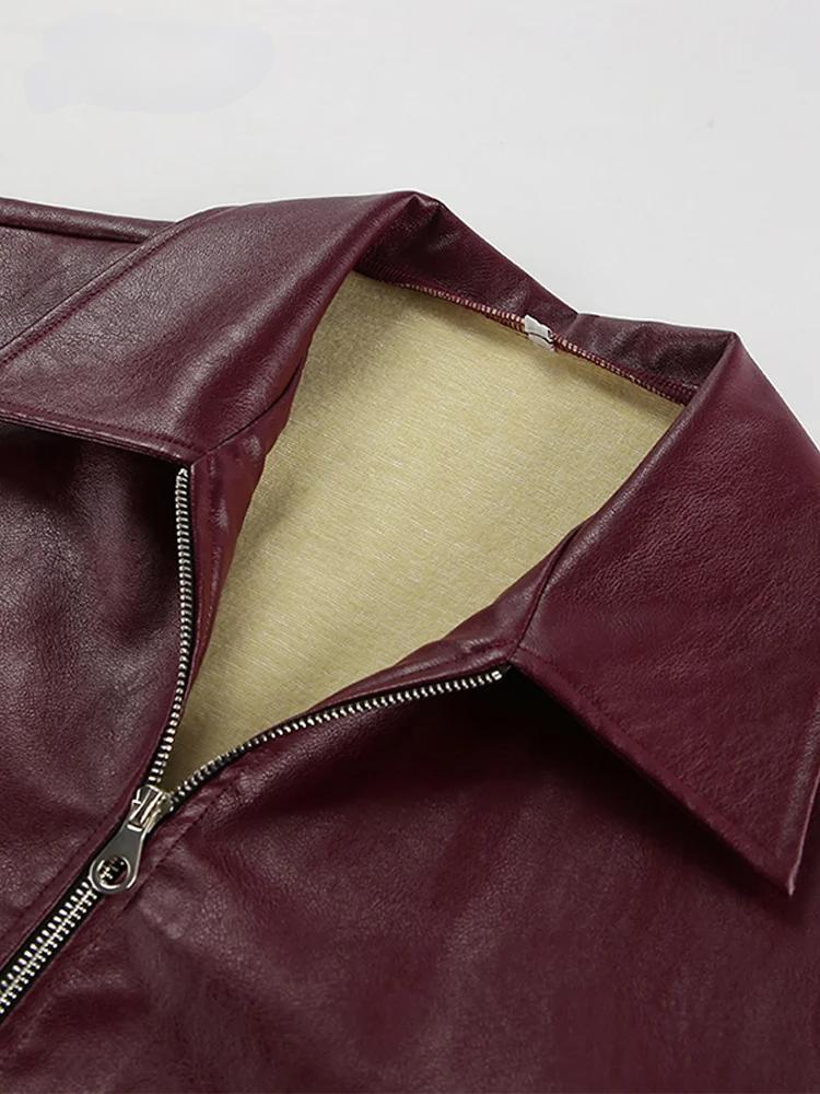 Bordeauxroter Kunstlederjacke mit stylischem Reverskragen und Reißverschlussdetail