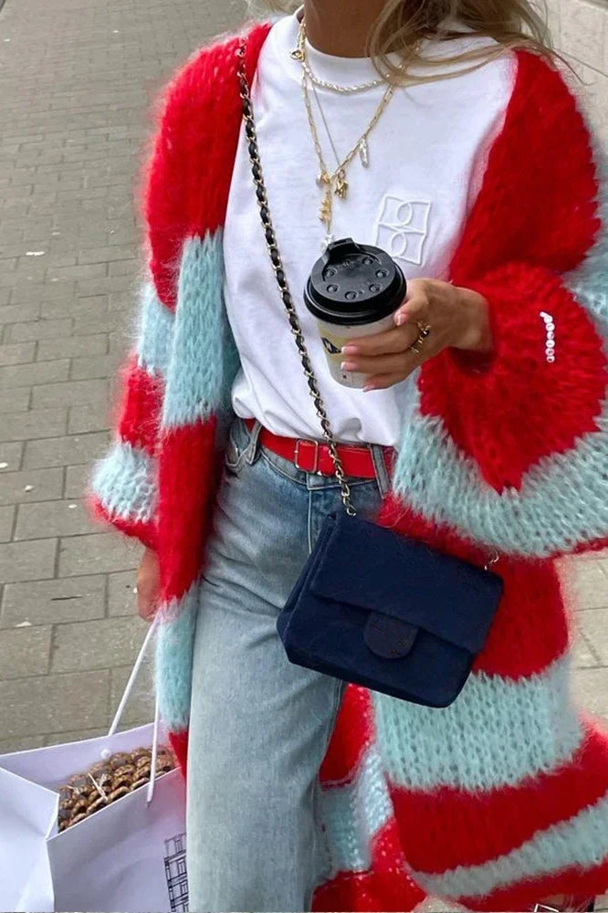 Gemütlicher gestreifter übergroßer Strickcardigan