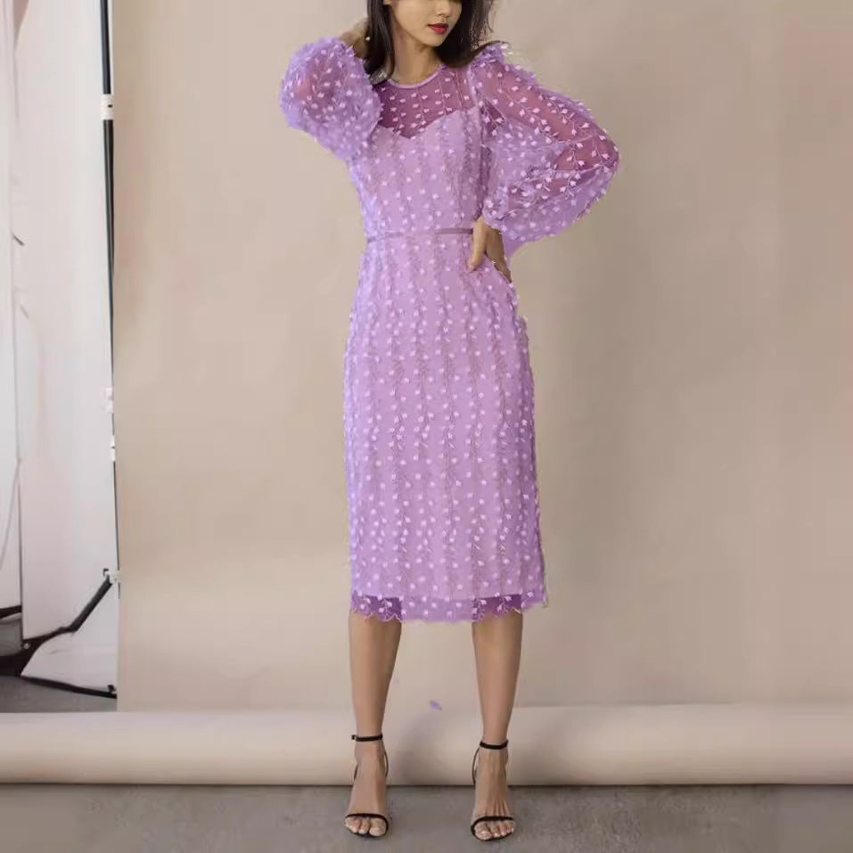 Damen Kleid mit transparenten Puffärmeln und Blumenstickerei