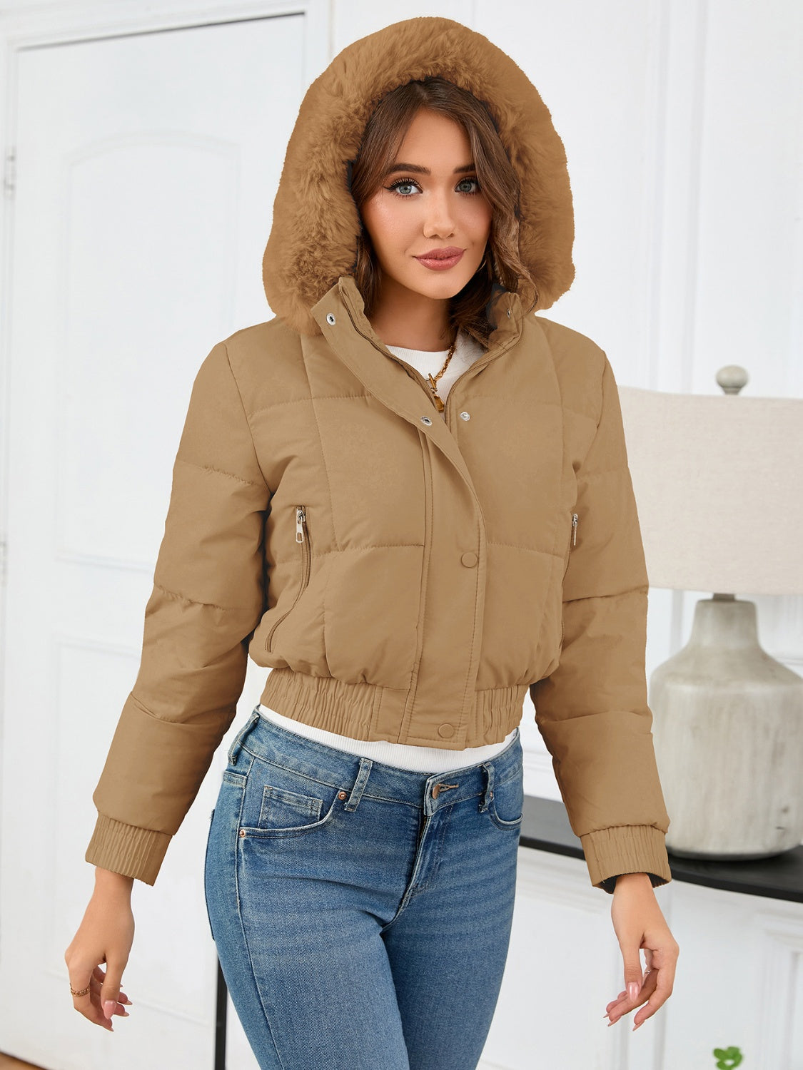 Gemütliche wattierte Winterjacke mit Fellkapuze und Taschen