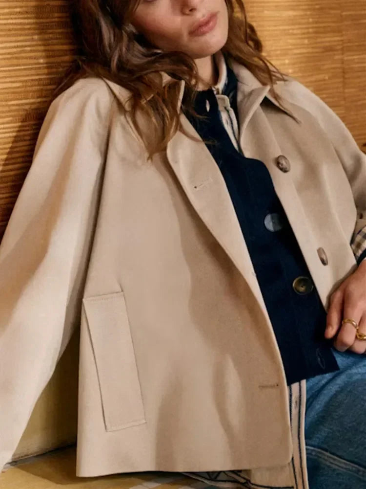 Klassischer karierter Trenchcoat mit umgelegtem Kragen