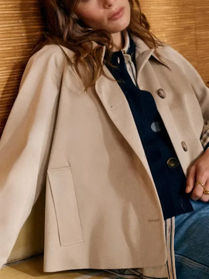 Klassischer karierter Trenchcoat mit umgelegtem Kragen