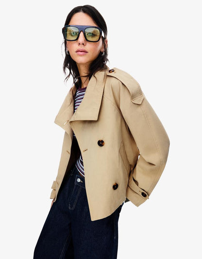 Klassischer leichter Herbst-Trenchcoat