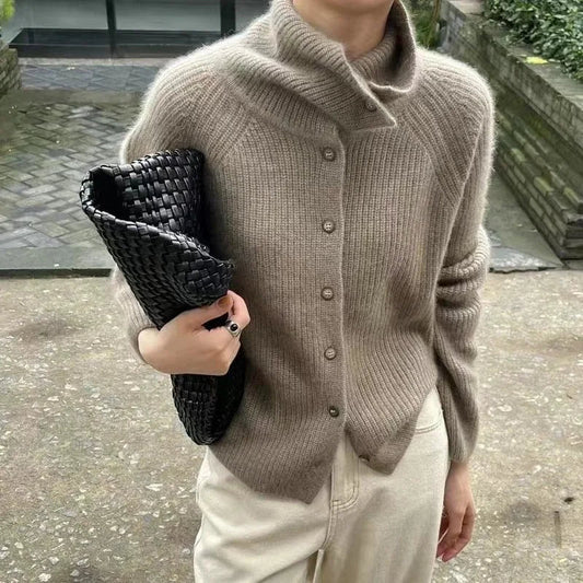 Gemütlicher Strickpullover mit Knöpfen und Rollkragen
