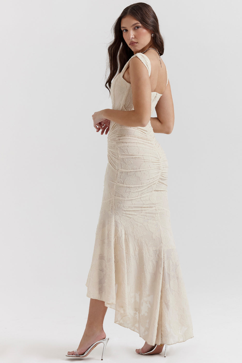 Fließendes Midi-Kleid mit taillenbetonter Kurvenform